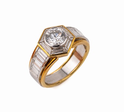 18 kt Gold Diamant-Ring, GG/WG 750/000, 1 Brillant ca. 1.12 ct hochfeines Weiß (E)/vvs, 10 Diamant-Baguettes und 6 Diamant-Trapeze zus. ca. 2.09 ct ...