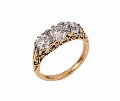 18 kt Gold Diamant-Ring, GG 750/000, um 1900, 3 Altschliff-Diamanten zus. ca. 2.40 ct, schöne Qual., seitl. Durchbrucharbeit, RW 54.5