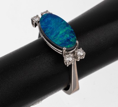 18 kt Gold Opal-Brillant-Ring, WG 750/000, Opal-Doublette ca. 2.65 ct, 4 Brillanten zus. ca. 0.21 ct Weiß/vvs, ca. 4.8 g, RW 54