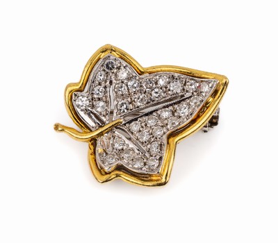 18 kt Gold Diamant-Brosche, GG/WG 750/000, Darstellung eines Blattes, 30 8/8-Diamanten zus. ca. 0.22 ct Weiß/si, ca. 2.2 x 2 cm, ca. 4.0 g