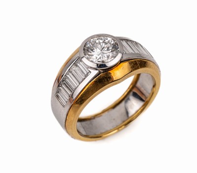 18 kt Gold Diamant-Ring, GG/WG 750/000, 1 Brillant ca. 1.08 ct hochfeines Weiß(E)/vvs, 12 Diamant-Baguettes zus. ca. 0.91 ct feines ...