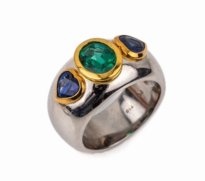 Platin und 18 kt Gold Smaragd-Saphir-Ring, ovalfacett. Smaragd ca. 1.35 ct, 2 Saphir Herzen zus. ca. 1.23 ct in GG Zargenfassung, ca. 24.0 g, RW 55