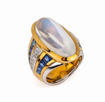 18 kt Gold Mondstein-Saphir-Diamant-Ring, GG/WG 750/000, ovaler Mondsteincabochon ca. 18.5 ct, 16 Saphir-Carrees zus. ca. 2.64 ct, 12 ...