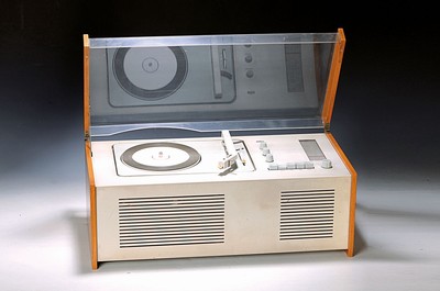 Radio-Phono-Kombigerät SK 61, sog. Schneewittchensarg, Entwurf Dieter Rams, Kombigerät mit Plattenspieler und Röhrenradio von 1962, erster ...