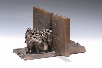 Krystyna Nowakowska, geb. 1953, Bronzefigur, "Berliner Mauer, viele Personen drücken und drängen sich von einer Seite durch einen Spaltauf die ...