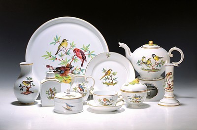 Teeservice/Dejeuner, Höchst, 20. Jh., Vogelmalereien, Porzellan, Teekanne mit Stövchen, Zuckerdose, Sahnekännchen, Vase, zwei Teedosen, zwei ...