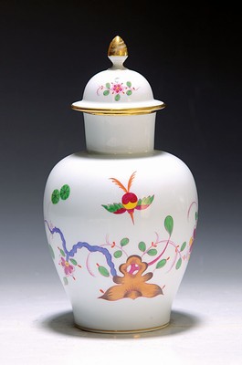 Deckelvase, Meissen, 30/40er Jahre, Porzellan, Fels- und Vogeldekor, polychrom bemalt, Goldstaffage, H. ca. 22cm