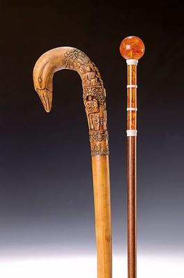 Spazierstock mit Bernsteingriff, 20.Jh., Holzstock, Griff aus Bernstein mit Beingliederung, L. 96 cm