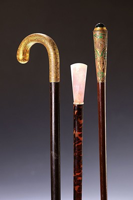 Spazierstock und zwei Stockgriffe, 20.Jh., Holzgriffe, Griffe mit Metall und Schwarzlot gefüllten Gravuren bzw. Rosenquarz bzw. Metall versilbert, ...