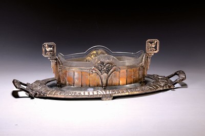 Jardiniere auf Presentoire, Frankreich, Art Deco, 20er Jahre, Metall versilbert, mit floralem Dekor, stil. Doppelhenkel, verspiegeltes Tablett, ...