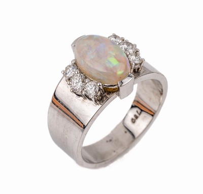 18 kt Gold Opal-Brillant-Ring, WG 750/000, ovaler Opalcabochon ca. 1.65 ct, Farbspiel in blau/grün/rot, 6 Brillanten zus. ca. 0.40 ct Weiß/vvs, ...