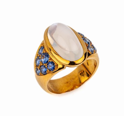 18 kt Gold Mondstein-Saphir-Ring, GG 750/000, ovaler Mondsteincabochon ca. 7.19 ct,12 rundfacett. Saphire zus. ca. 2.02 ct, ca. 13.5 g, RW 54
