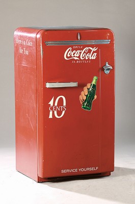 Coca-Cola Kühlschrank, Bosch, 1950/60er-Jahre, für den deutschen Markt, rot lackiert, umseitige Schriftzug "Here's a Coke for You", ...