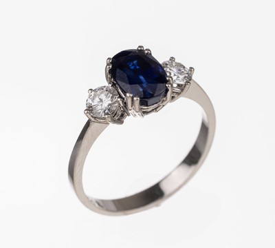 18 kt Gold Saphir-Brillant-Ring, WG 750/ 000, ovalfacett. Saphir ca. 2.11 ct, 2 Brillanten zus. ca. 0.49 ct feines Weiß/vvs, ca. 3.2 g, RW 56