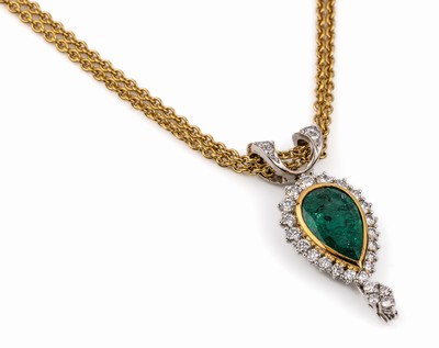 18 kt Gold Smaragd-Brillant-Anhänger, GG/WG750/000, an 2-reihiger Kette, facett. Smaragdtropfen ca. 3.99 ct, 29 Brillanten zus.ca. 1.16 ct feines ...