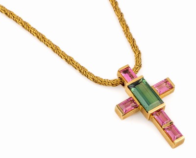 18 kt Gold Turmalin-Kreuzanhänger, an Kette, GG 750/000, 1 grünes und 5 rosefarb. Turmaline zus. ca. 5.85 ct, ca. 30.3 g, Kettenl. ca. 58 cm, ...