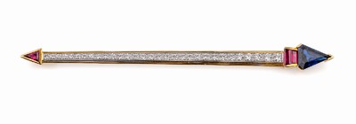 18 kt Gold Farbstein-Brillant-Brosche, GG 750/000, 1 facett. Saphir-Triangel ca. 2.12 ct, 2 facett. Rubin-Baguettes und 1 facett. Rubin-Triangel ...