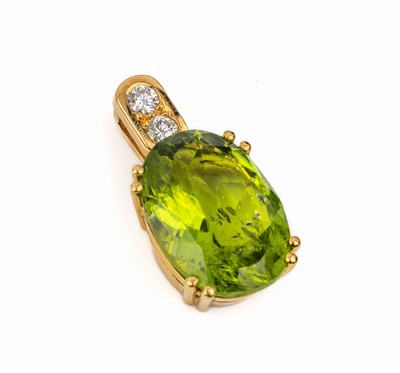 18 kt Gold Peridot-Brillant-Anhänger, GG 750/000, ovalfacett. Peridot ca. 13.5 ct, 2 Brillanten zus. ca. 0.30 ct Weiß/vs, ca. 7.7 g, L. ca. 2.5 cm