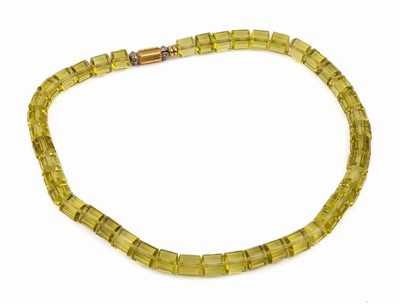 Peridot-Collier, 18 kt Gold Schließe, GG 750/000, mit kl. 8/8-Diamanten, facett. Peridot-Tönnchen im Verlauf, L. ca. 41.5 cm