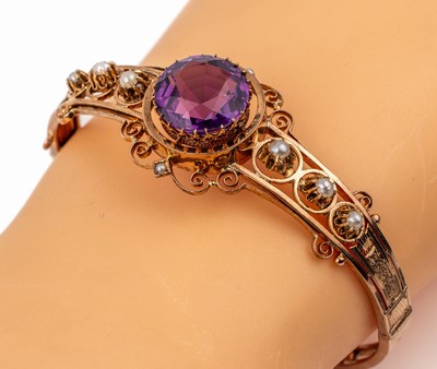 8 kt Gold Amethyst-Perl-Armreif, RG 333/000, um 1880, rundfacett. Amethyst, 6 kl. Perlchen, abstr.-floral graviert, Filigranarbeit, Klappscharnier, ...