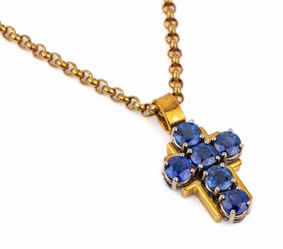 18 kt Gold Saphir-Kreuzanhänger, GG/WG 750/000, an Kette GG 750/000, 6 rundfacett. Saphire zus. ca. 2.70 ct, Kreuz L. ca. 2.5 cm,Kette L.. ca. 58 ...