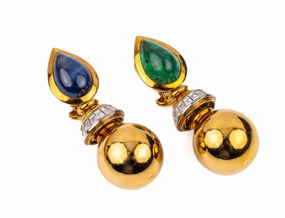 Paar 18 kt Gold Farbstein-Diamant-Ohrclip- stecker, GG/WG 750/000, Saphir- und Smaragd-cabochon in Tropfenform zus. ca. 12.11 ct, 18 Diamant-Trapeze ...