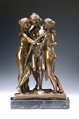 Bronzeplastik, Unbekannter Künstler, 1.H.20.Jh., Bronze, braun patiniert, Figurengruppe aus 3 Grazien, unsigniert, auf schwarzem Marmorsockel, H. 31 ...