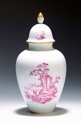 Deckelvase, Höchst, 2. Hälfte 20. Jh., Porzellan, purpurfarbene Landschaftsbemalung, Goldstaffage, H. ca. 31 cm