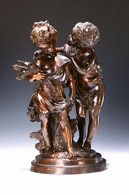 Große Bronzeplastik, nach Auguste Moreau (1861-1906), Bronze, braun patiniert, zwei sich neckende Kinder als Allegorien, auf Plinthe signiert, ...