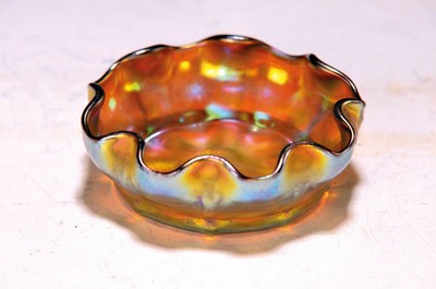 Kleine Favrile-Glasschale, Louis Comfort Tiffany, um 1900, Glas, blau- u. goldfarben lüstriert, blütenförmig eingekniffener Rand, ätzsigniert ...