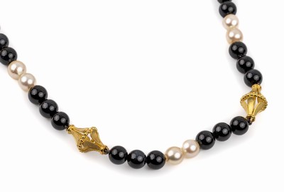 18 kt Gold Onyx-Perl-Collier, Onyxkugeln und cremefarb. Zuchtperlen D ca. 7.1 - 7.2 mm, Zwischenelemente aus GG 750/000, L. ca. 89 cm, endlos