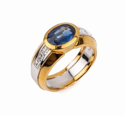 18 kt Gold Saphir-Diamant-Ring, GG/WG 750/000, ovalfacett. Saphir ca. 2.29 ct, gute Farbe, 6 Diamant-Carrees zus. ca. 0.51 ct feines Weiß/lp, ca. ...
