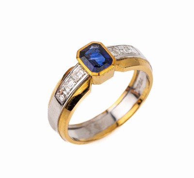 18 kt Gold Saphir-Diamant-Ring, GG/WG 750/000, Saphir im Emerald Cut von sehr guter Farbe ca. 0.85 ct, 6 Diamant-Karrees zus. ca. 0.94 ct feines ...