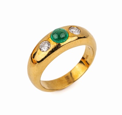18 kt Gold Saphir-Brillant-Bandring, GG 750/000, Smaragd-Cabochon ca. 0.56 ct, 2 Brillanten zus. ca. 0.27 ct feines Weiß/vvs,RW 52, ca. 8.7 g