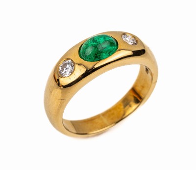 18 kt Gold Smaragd-Brillant-Bandring, GG 750/000, ovaler Smaragd-Cabochon ca. 0.88 ct, 2 Brillanten zus. ca. 0.22 ct Weiß/lp-vvs, ca. 8.8 g, RW 55
