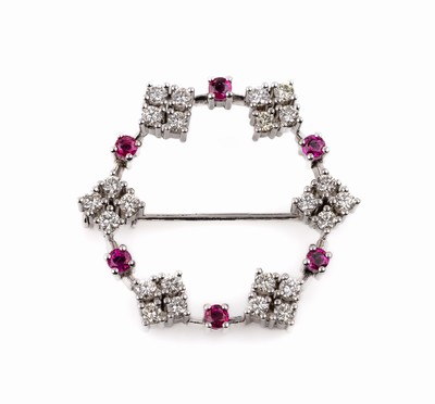 18 kt Gold Rubin-Brillant-Brosche, WG 750/000, 6 rundfacett. Rubine zus. ca. 0.52 ct, 24 Brillanten zus. ca. 0.85 ct Weiß/vvs, ca. 6.4 g, D. ca. 3 ...