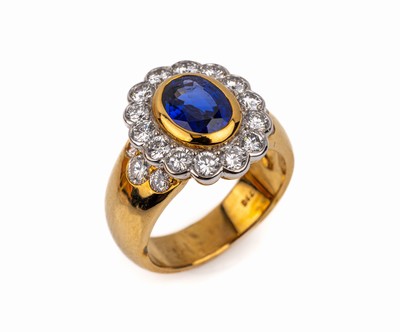 18 kt Gold Saphir-Brillant-Ring, GG 750/000, ovalfacett. Saphir ca. 2.12 ct, 20 Brillanten z.T. in rhod. Fassungen zus. ca. 1.53 ct feines ...