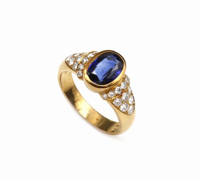 18 kt Gold Saphir-Brillant-Ring, GG 750/000, ovalfacett. Saphir von guter Farbe ca. 2.07 ct, 24 Brillanten zus. ca. 0.55 ct feines Weiß/vvs, ca. ...