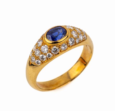 18 kt Gold Saphir-Brillant-Ring, GG 750/000, ovalfacett. Saphir ca. 0.99 ct, 26 Brillanten zus. ca. 0.74 ct feines Weiß/vvs, ca. 6.4 g, RW 55