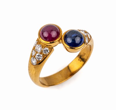 18 kt Gold Farbstein-Brillant-Ring, GG 750/000, 1 Saphir Cabochon ca. 1.23 ct, 1 Rubin Cabochon ca. 1.12 ct, 12 Brillanten zus. ca. 0.48 ct feines ...