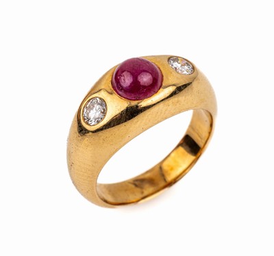 18 kt Gold Rubin-Brillant-Bandring, GG 750/000, 1 Rubin-Cabochon ca. 1.19 ct, 2 Brillanten zus. ca. 0.27 ct feines Weiß/vvs,ca. 8.3 g, RW 47