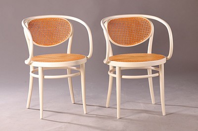 Paar Armlehnstühle/Kaffeehausstühle, Thonet, 210 R, Buchenholz weiß lackiert, 2. Hälfte 20.Jh., Sitzflächen und Rücken mit Geflecht, Brandmarke ...