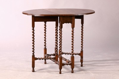 Kleiner Gate-Leg-Table, England, um 1900, Eiche massiv, zwei Seiten klappbar, gedrechselte Beine, ovale Platte aufgeklappt: 83 x 61 cm, H. ca. 63 cm, ...