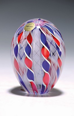 Paperweight, Saint Louis, 1976, farbloses Kristallglas mit spiralförmigen roten, blauen und weißen Einschmelzungen, monogrammiert und dat., H. ca. ...