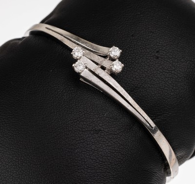 18 kt Gold Brillant-Armreif, GG 750/000, 4 Brillanten zus. ca. 0.48 ct Weiß/vs-si, teilsatiniert, asymm. Gestaltung, Anfertigung lt. Einlieferer ...