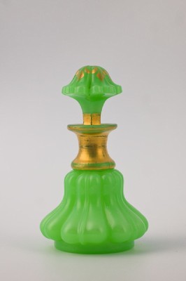 Flakon, wohl Böhmen 1930er Jahre, grünes Glas, sogen. Uranglas, Goldauflage an Hals und Ausguss, berieben, barockisierendeForm, Orig.-Stöpsel, H ...