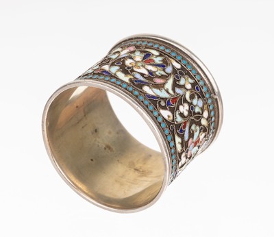 Serviettenring, wohl Rußland um 1900, Silber gepr., teilvergoldet, berieben, bunt opak und transluzid in Cloisonne-Technik emailliert, ...