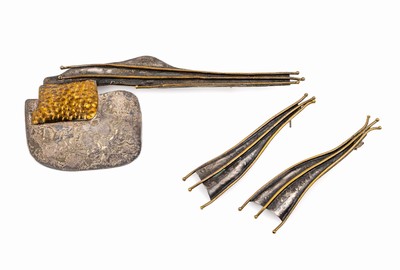 Designerschmuckset, 1970er Jahre, Silber gepr., teilvergoldet, abstrakte Form und Gestaltung: Brosche ca. 12 x 5 cm und Paar Ohrstecker, L. ca. 7 cm