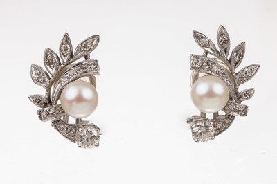 Paar 14 kt Gold Diamant-Zuchtperl-Ohrclips, WG 585/000 unterlegiert, florale Gestaltung, jeweils eine weiße Zuchtperle, D. ca. 7 mm, insg. 2 ...