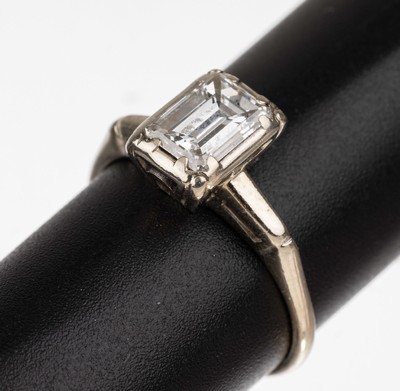 14 kt Gold Diamant-Ring, um 1920, WG 585/ 000, Diamant im Emerald-Cut ca. 1.00 ct feinesWeiß-Weiß/vs, RW 55, ca. 2.6 g